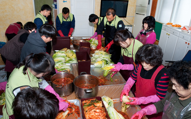 한국가스기술공사 사랑나눔봉사단, 장애인보호시설 푸른초장 찾아 김장담그기 봉사활동 펼쳐